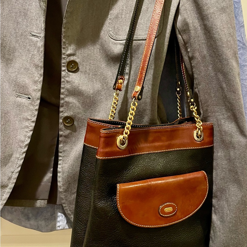 Vtg Bally Double Strap Leather Bucket Shoulder Bag in Black/Tan, made in Italy
